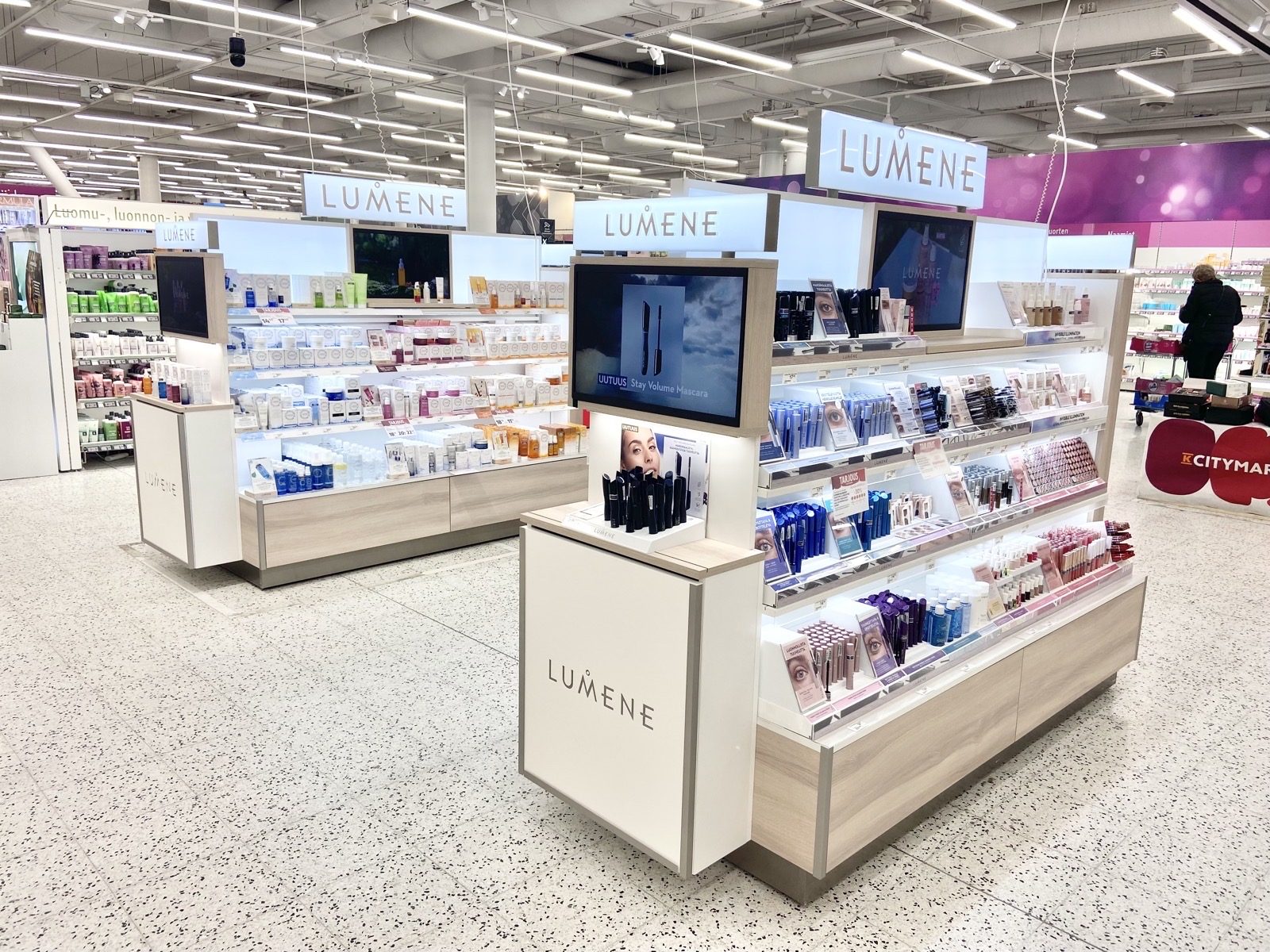 K-Citymarket Lumene end-cap with mascara and eye-makeup shelf tiers